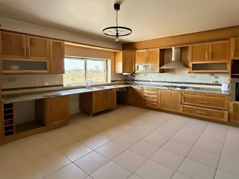 Moradia T4 com 2 pisos em Foros de Salvaterra