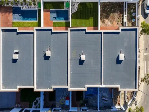 Vende-se Moradia T4 com jardim em Albarraque