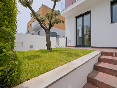 Moradia T3 com  garagem e piscina em Alcoitão, Alcabideche