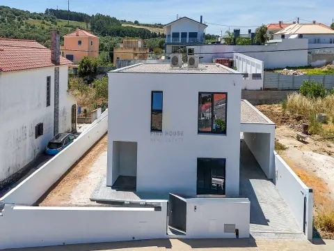 Vende-se Moradia Isolada T4 com garagem, piscina e jardim em Albarraque