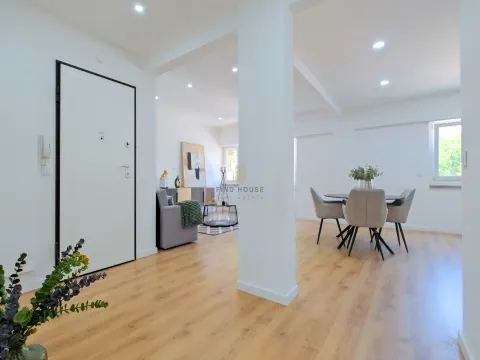 Apartamento T3, com 3 casas de banho, totalmente remodelado, em Benfica