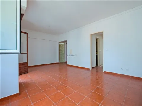 T3 para recuperar, perto da praia Carcavelos -Parede