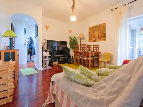 Apartamento T2 na Av. dos Bons Amigos em Agualva-Cacém