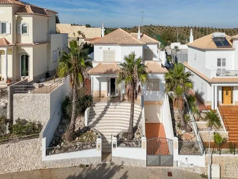 Moradia Independente T4 com garagem box e piscina na Quinta da Cerca, Castro Marim
