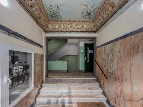 Apartamento T2 totalmente remodelado no centro de Almada