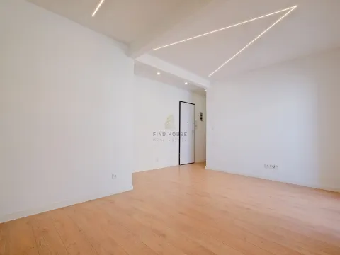 Apartamento T2 totalmente remodelado no centro de Almada