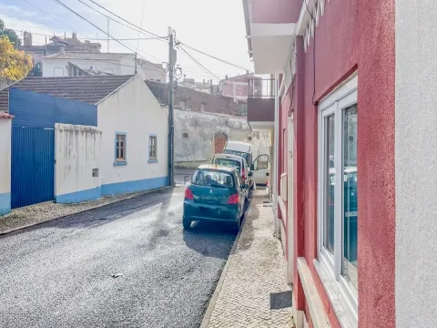 Vende-se Moradia T7 com 2 pisos e logradouro no Cadaval