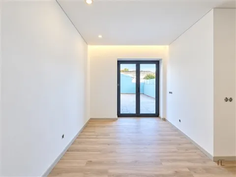 Andar Moradia T3 com Terraço, pronto habitar, centro Espinho