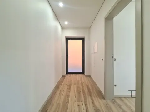 Andar Moradia T3 com Terraço, pronto habitar, centro Espinho