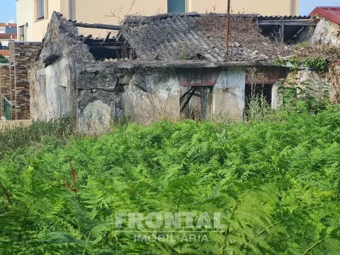 Terreno Urbano com Ruína em Gaveto | Águas Santas, Maia, Porto