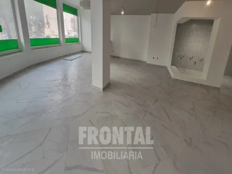 Loja Subcave Elevada para Arrendamento | São Mamede De Infesta, Matosinhos, Porto