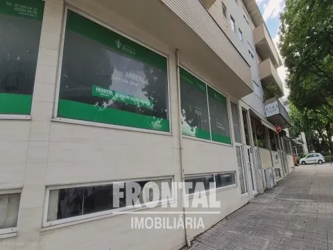 Magasin au sous-sol surélevé à louer | São Mamede de Infesta, Matosinhos, Porto