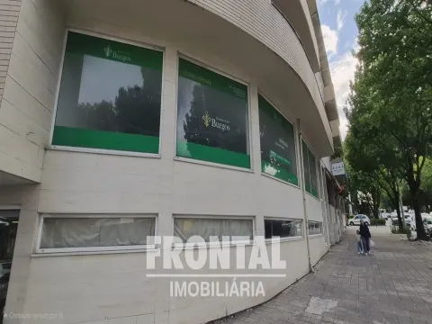 Magasin au sous-sol surélevé à louer | São Mamede de Infesta, Matosinhos, Porto