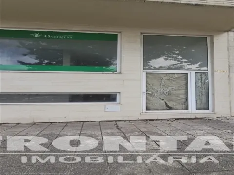 Magasin au sous-sol surélevé à louer | São Mamede de Infesta, Matosinhos, Porto