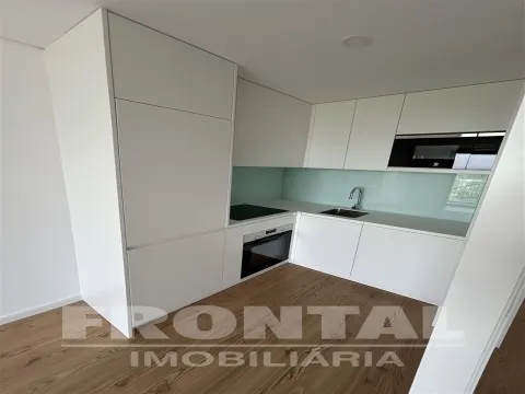 2-Bedroom Apartment with Parking Space | Rental – Porto University Campus