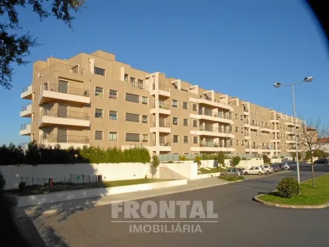 Lugares de Garagem + Arrumos em Empreendimento na zona de Telheiras, Porto