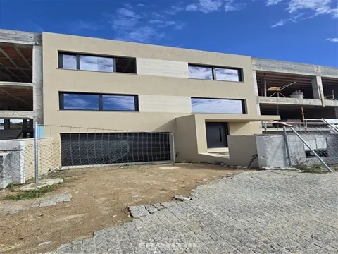 Moradia T3 em Fase Final de Construção | Arquitetura Contemporânea e Jardim Privativo