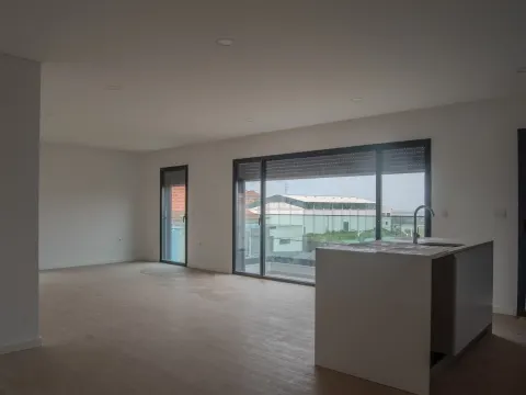 T3 Novo com Terraço Privativo: O Refúgio Perfeito no Centro de Esgueira