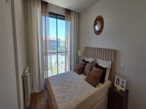 Um apartamento exclusivo T2+1 do ano 2022 com 2 lugares a poucos passos do El Corte Inglês