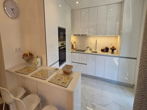 Um apartamento exclusivo T2+1 do ano 2022 com 2 lugares a poucos passos do El Corte Inglês