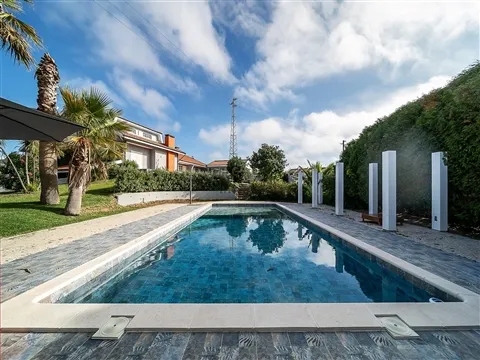 Moradia T7+2 com Piscinas e Jardim em Arcozelo, Gaia