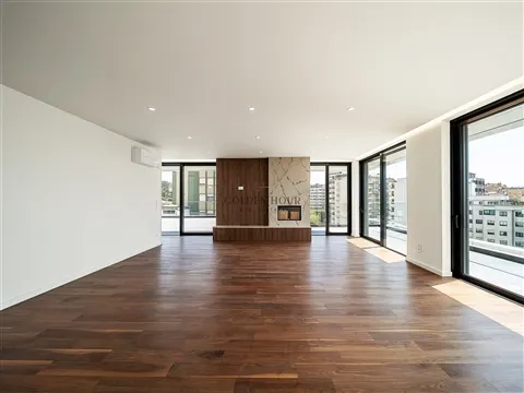 Luxe T4-penthouse in Vila Nova de Gaia | Golden Hour Real Estate