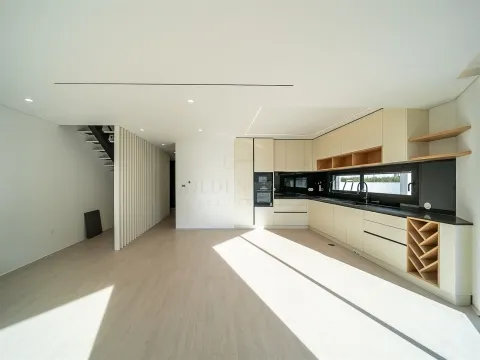 Moradia T5 de Luxo na Praia da Madalena