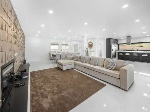 Moradia T4 para venda