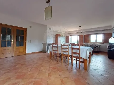 Moradia T4 para arrendamento