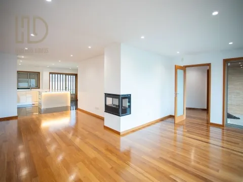 Moradia T3+1 de Luxo com 405m2 a 200 Metros da Praia em Canidelo.