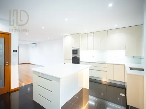 Moradia T3+1 de Luxo com 405m2 a 200 Metros da Praia em Canidelo.