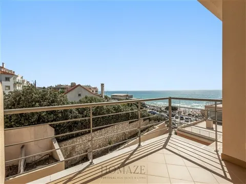 Apartamento T1 com terraço privado e estacionamento na Praia da Areia Branca.