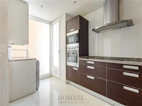 Apartamento T1 com terraço privado e estacionamento na Praia da Areia Branca.
