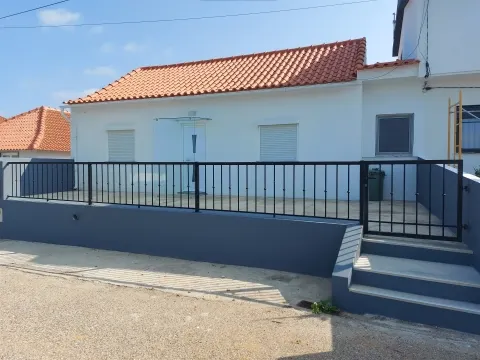 Excelente oportunidade situada na pacata freguesia de Santa Bárbara