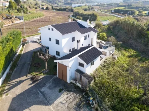 Moradia T6 com Anexo e Terreno de 4405 m² na Lourinhã