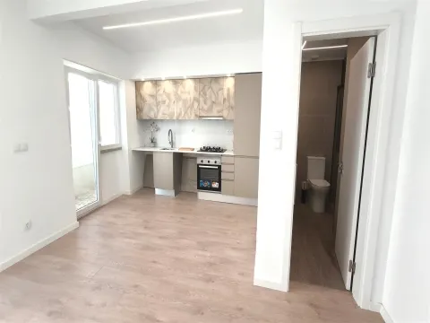 Apartamento T2 com 2 varandas Totalmente Remodelado - Almada