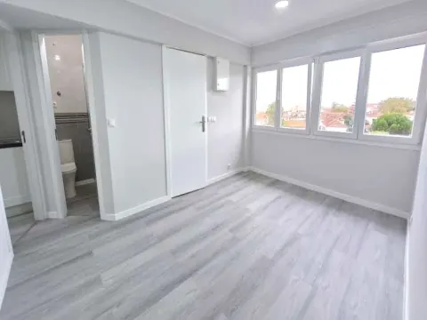 Apartamento T2 Totalmente Remodelado Pontinha