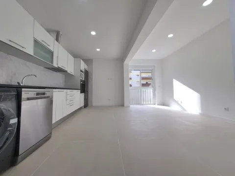 Apartamento T2 Totalmente remodelado, Sala e Cozinha em openspace Laranjeiro/Almada