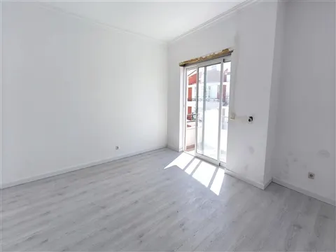 T2 Remodelado, com arrecadação, elevador, 2 varandas - Feijó