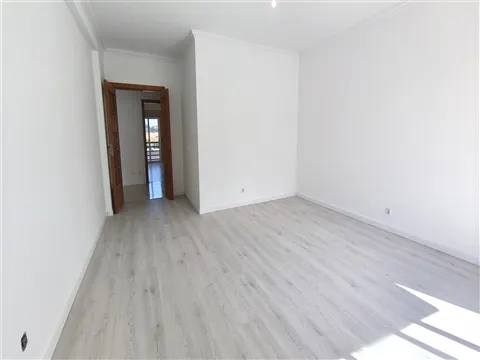 T2 Remodelado, com arrecadação, elevador, 2 varandas - Feijó