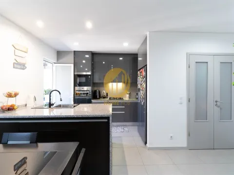 T3 Totalmente Renovado com Garagem — Ao lado do Arrábida Shopping