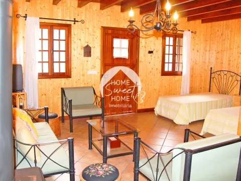 Armazém em formato de casa no Faial, Santana