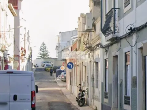 Prédio com projeto aprovado e licença a pagamento para 14 frações no centro histórico de Setúbal