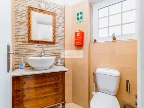 独立式住宅T5 +2，带游泳池，电影院和停车场，Junqueiro，Carcavelos / 出售/ 1.800.000