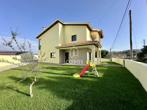 Moradia T4 Isolada e Renovada em Alvre, Paredes