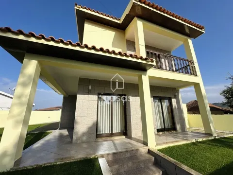 Moradia T4 Isolada e Renovada em Alvre, Paredes