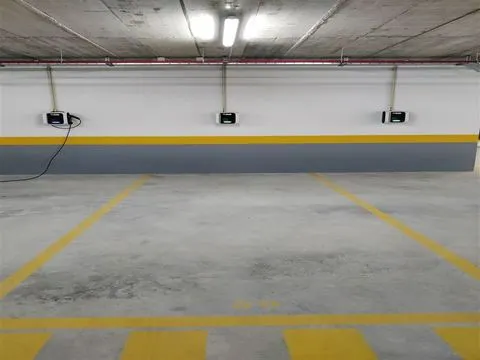 Lugar de estacionamento com carregamento eléctrico
