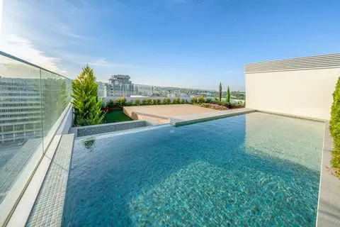 Penthouse 4 quartos de luxo com terraço e piscina privativa
