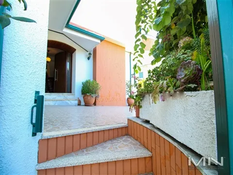 Moradia T4 de Gaveto em Gondomar: Luxo, Sol e Acesso Imediato à A41