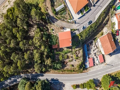 MORADIA INDIVIDUAL T2 COM GARAGEM , TERRENO E VISTAS  FANTÁSTICAS!
